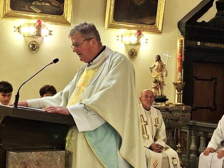 Slovesno sveto mašo je daroval cerkljanski rojak in župnik Maks Ipavec